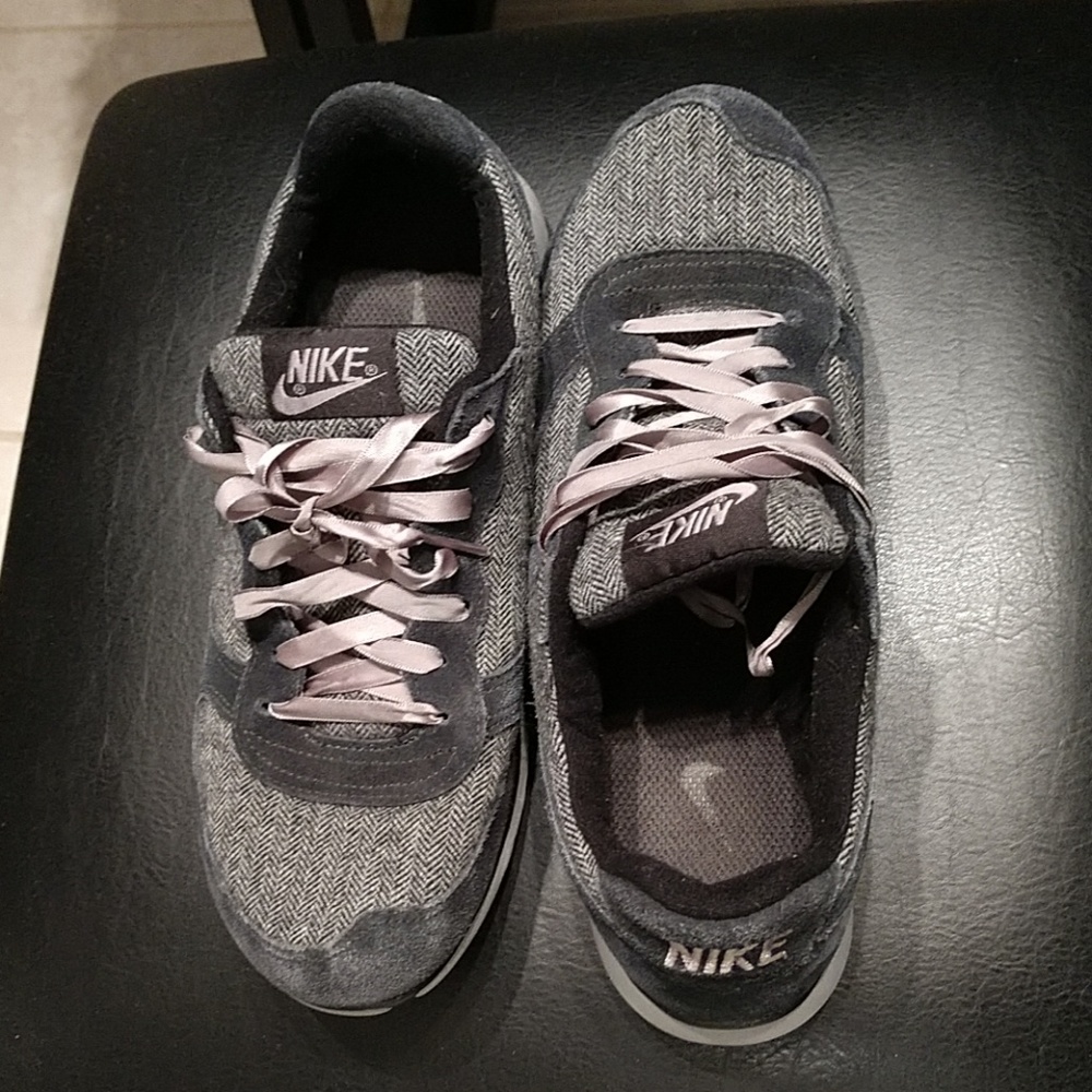 Nike Tennis Shoes - INCREDIBLE PATTERN!!